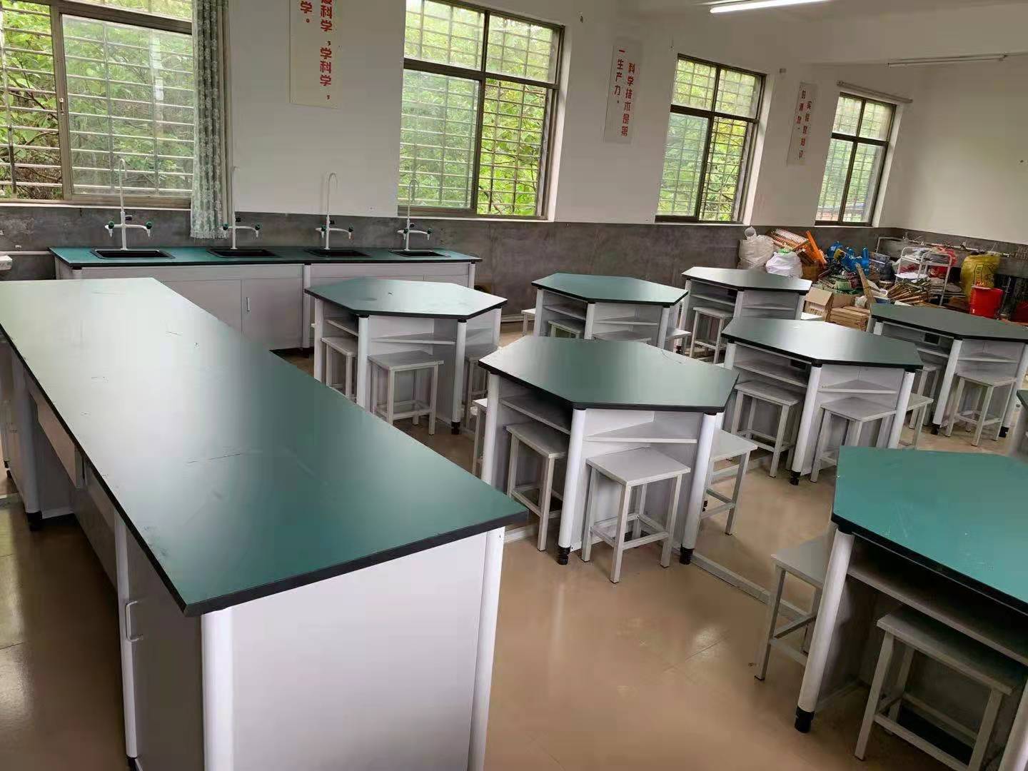 小學(xué)科學(xué)實驗室